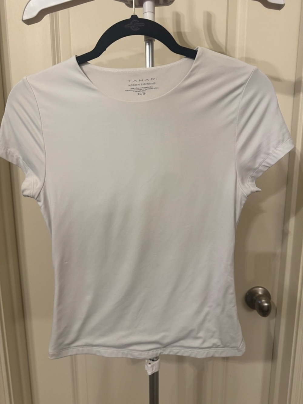 Tahari White Short Sleeve Crewneck Tee